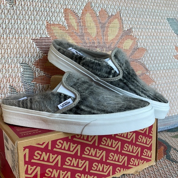 Vans WMNS Classic Slip-On Mule
(Soft Plaid Gray/True white
VN0A4P3U809
Sneakers - Picture 6 of 16